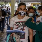 Homenaje a los héroes de blanco, en la estación La Raza de la línea 3 del STC-Metro
