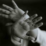 Científicos alertan que nueva variante covid tiene al menos 32 mutaciones