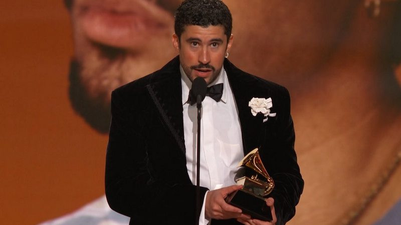 El fenómeno urban latinos Bad Bunny hace historia en la Academia de Grabación con el galardón más prestigioso, Álbum del Año, para su debut en castellano.